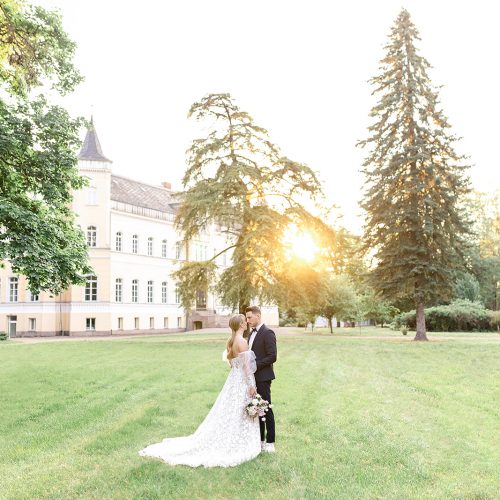 Auch das Fotoshooting wird von Hochzeitsplanerin Lisa von Time for Wedding geplant. Hier vor einem wunderschönem Schloss in Berlin / Brandenburg!