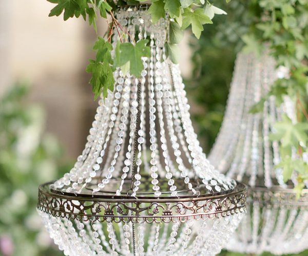 Pompöse Kronleuchter bei einer luxuriösen Hochzeit